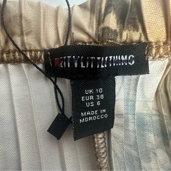 NEW PrettyLittleThing NUDE FLORAL PRINTED PLISSE MID RISE WIDE LEG PANTS 6 - Picture 13 of 13